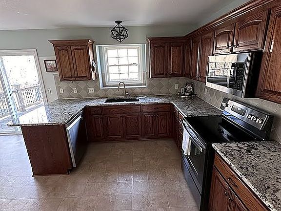 5th image of 1204 SW Lakeview Dr