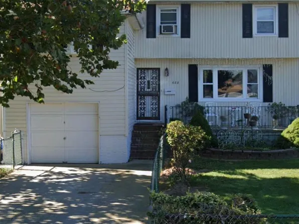 688 County Line Road, Amityville, NY 11701