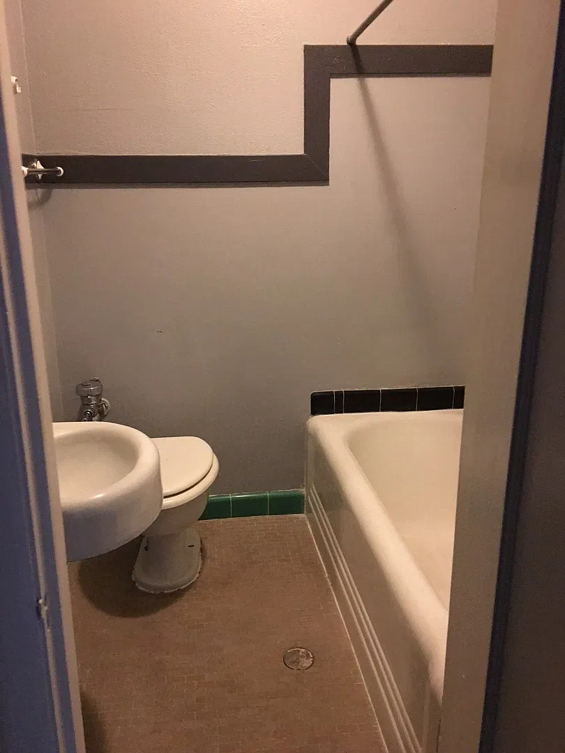 Senator Apartments — Photo 4