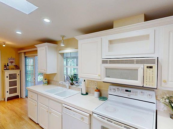3rd image of 221 Tiger Lilly Dr