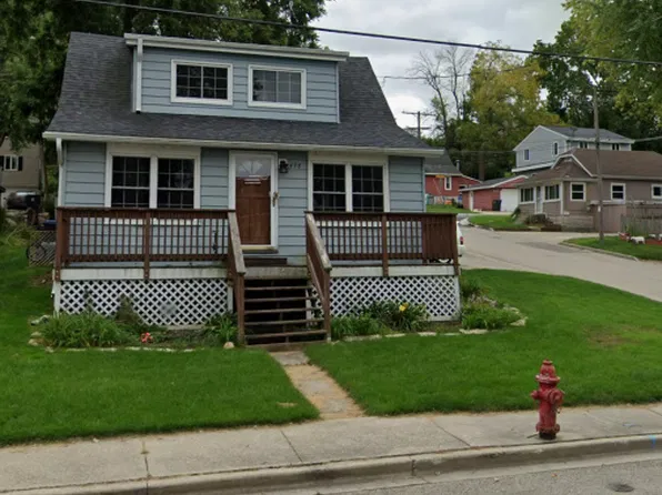 498 Park Ave, Pewaukee, WI 53072