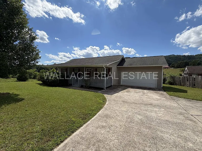 3175 Dutch Valley Rd — Photo 1
