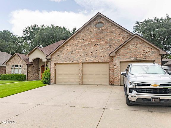 3rd image of 302 Hidden Wood Dr