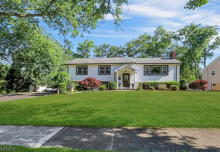 11 Rande Dr — Photo 1