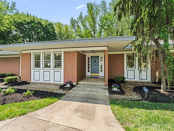 5th image of 1040 Hillcrest Dr