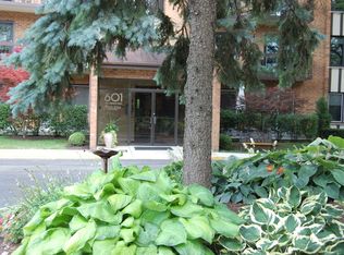 601 Lake Hinsdale Dr APT 206, Willowbrook, IL 60527