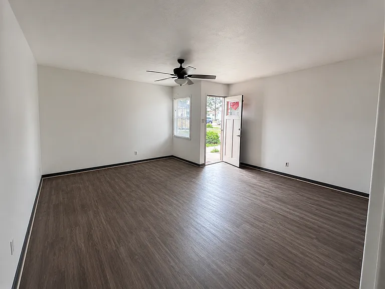 212 E Adams St #3 — Photo 2