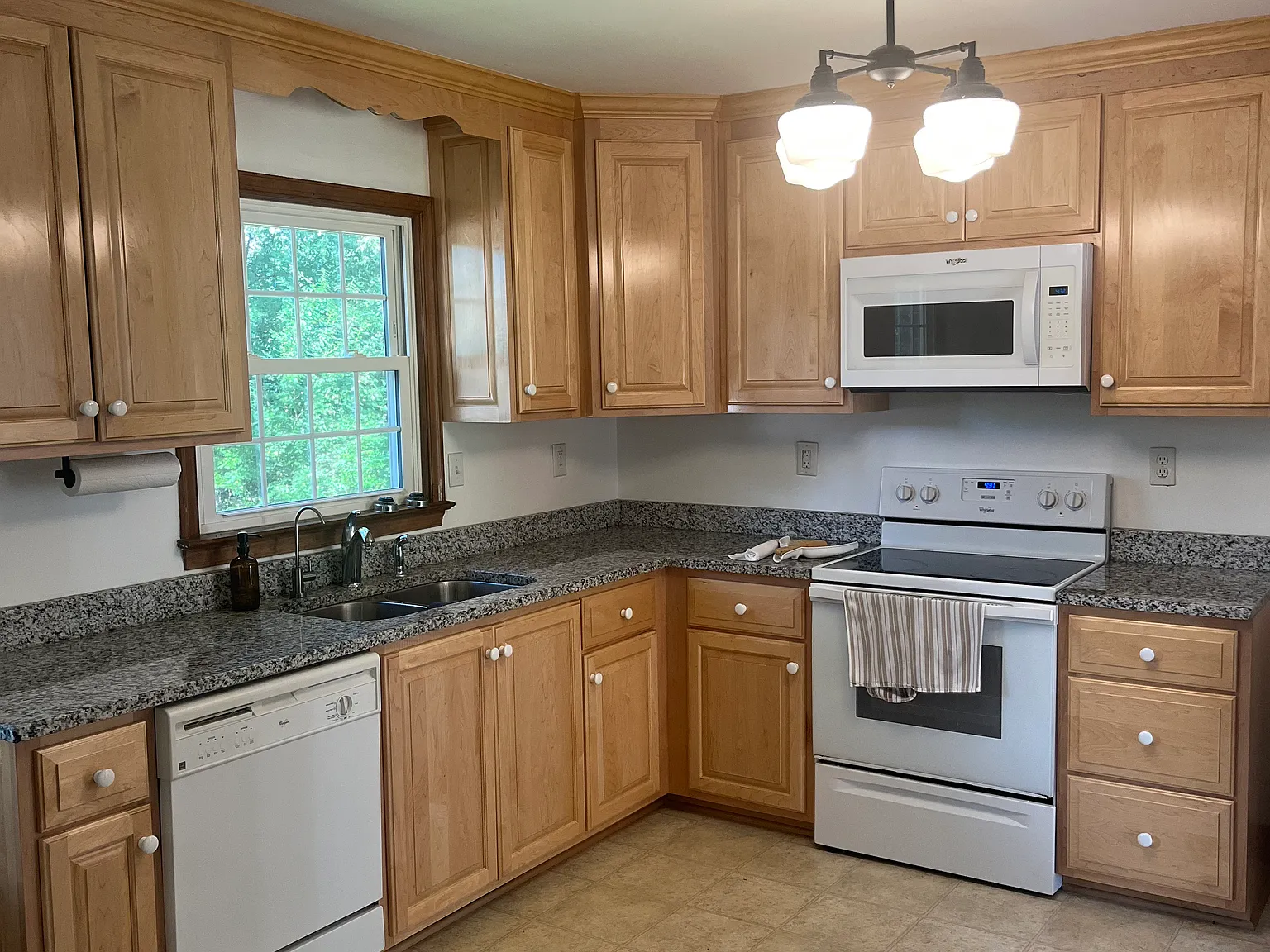 3 bed, 1378 sqft, $2,100 — Photo 3