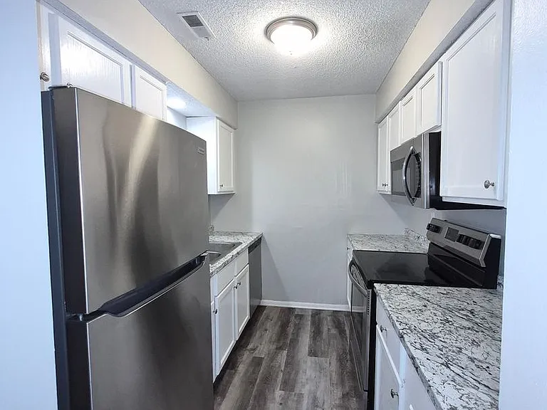Hillsdale Apartments — Photo 14