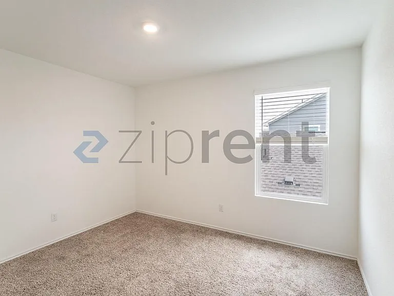 889 Powell St — Photo 14