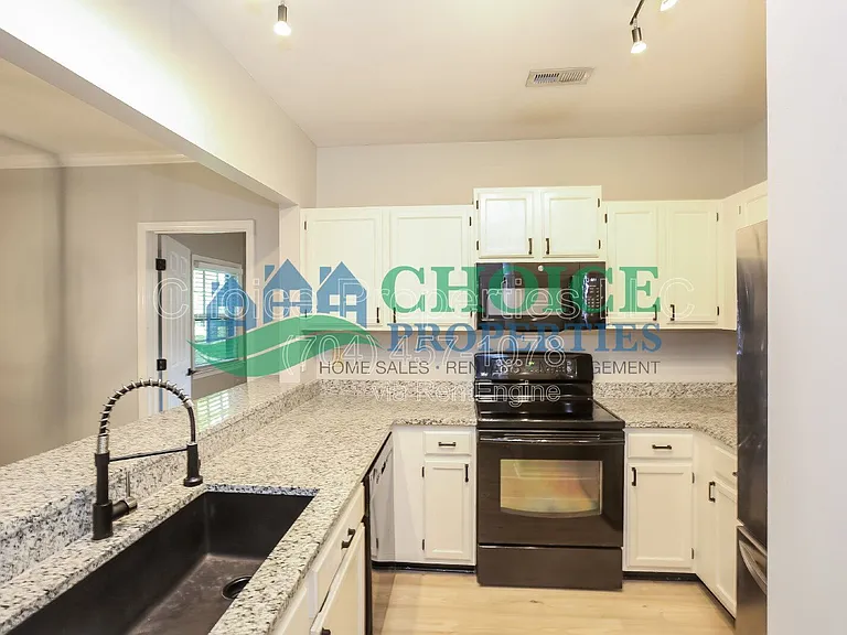 3304 Selwyn Farms Ln — Photo 10