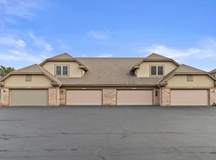 N55W17182 Ravenwood Dr, Menomonee Falls, WI 53051