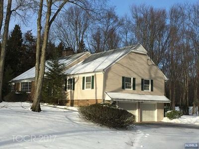 297 Indian Trail Dr, Franklin Lakes, NJ, 07417