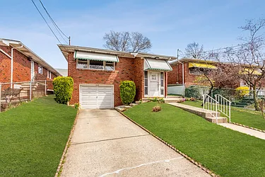 929 Jewett Avenue in Westerleigh