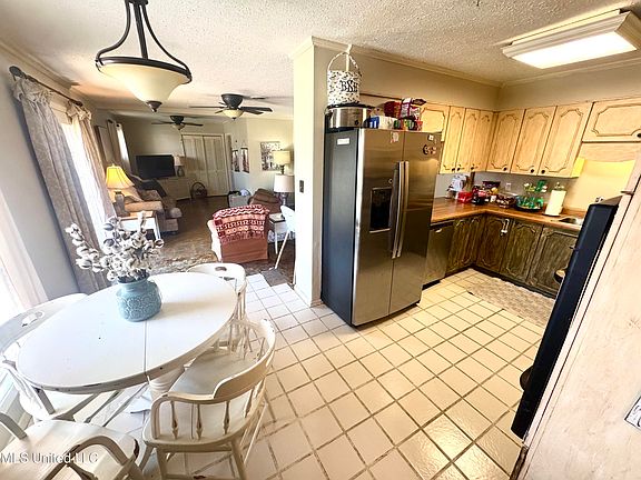 5th image of 160 N Park St