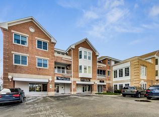 2300 Chestnut Ave #S-303, Glenview, IL 60026