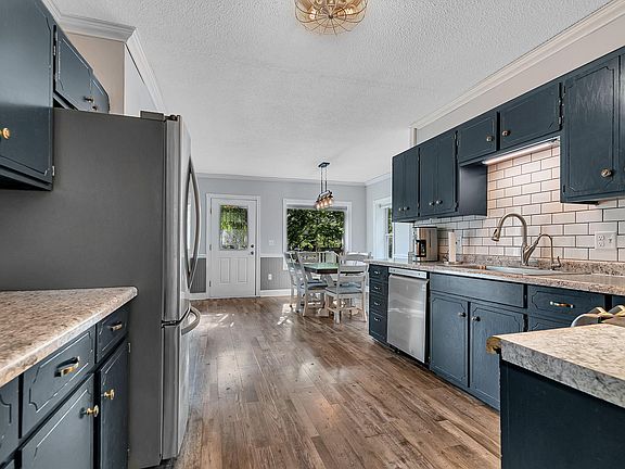 3rd image of 440 River Dr W