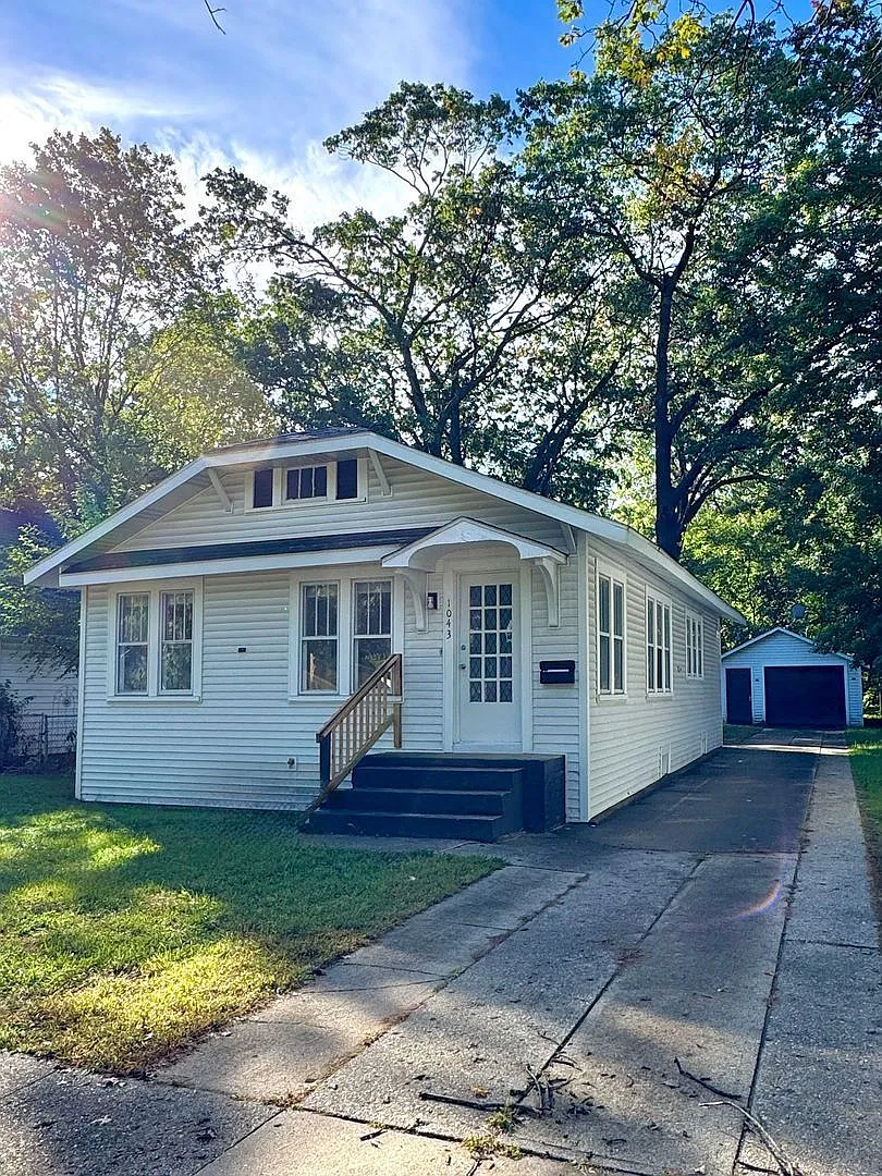 3 bed, 1.0 bath, 1008 sqft, $1,375 — Photo 2