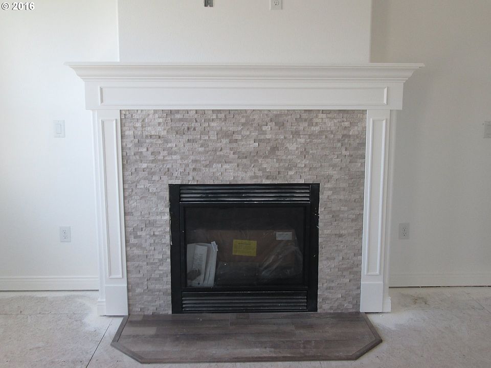 2nd image of 321 SW Cottonwood Dr