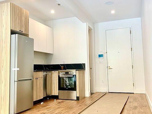 2nd image of 61 Montrose Ave #2L