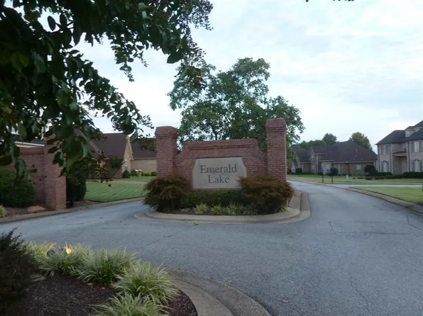 61 Emerald Lake Dr, Jackson, TN 38305
