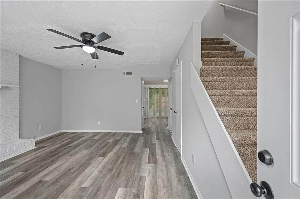 2 bed, 1.5 bath, 1000 sqft, $1,350 — Photo 2