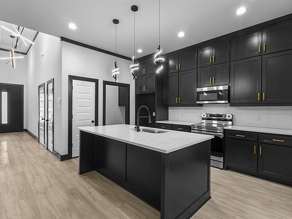 3rd image of 613 N Dwight Ave