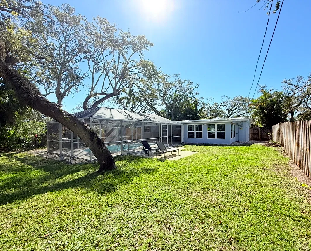 537 Dahlia Ln — Photo 4