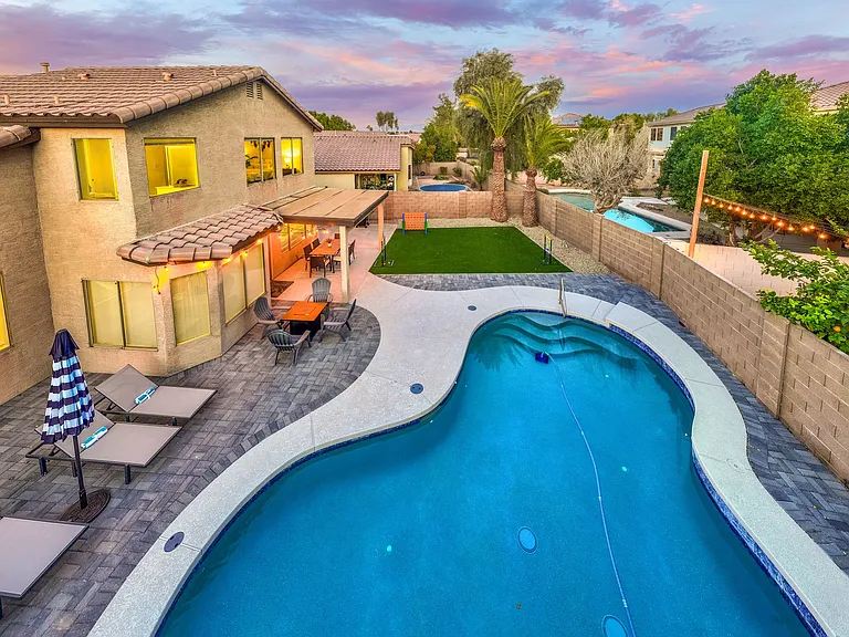 487 E Cantebria Dr — Photo 27