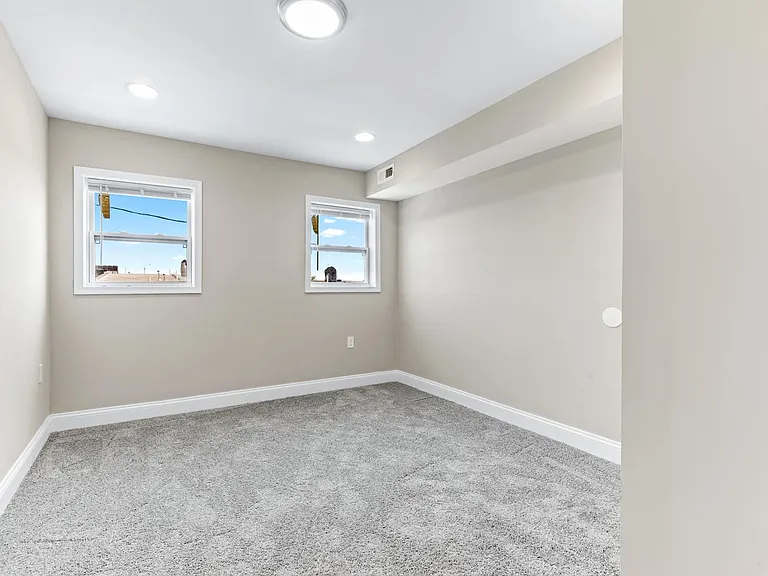 233 N Rose St — Photo 27