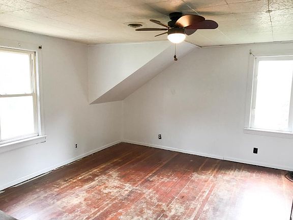 3rd image of 212 Market St