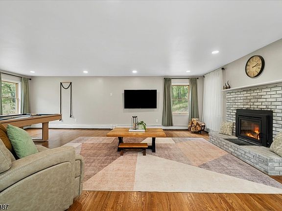4th image of 40 Tamarack Rd