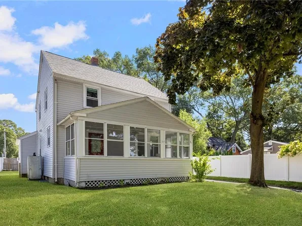 40 Grand View Dr, Warwick, RI 02886