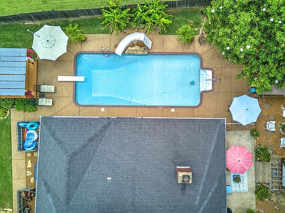 3rd image of 8603 Rhonda Cir S