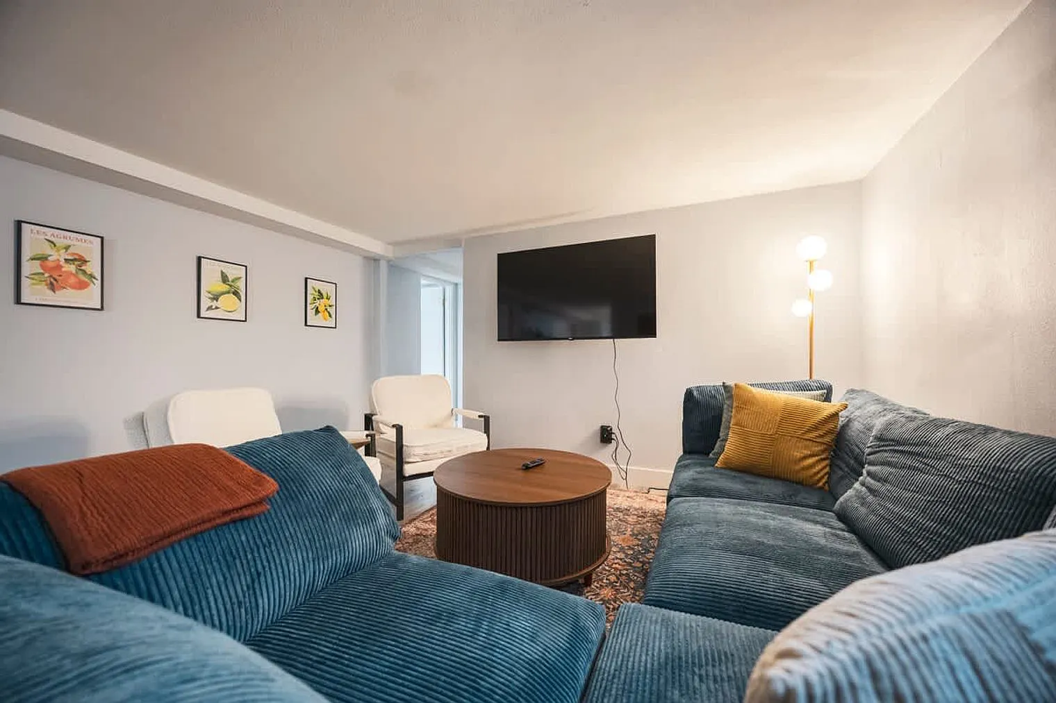 3 bed, 1.0 bath, $3,323 — Photo 2