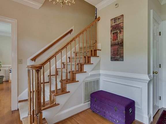 4th image of 212 Kestwick Dr W