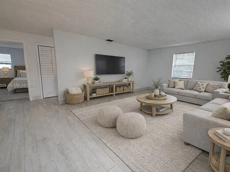 4621 SW 33rd Ave #1 — Photo 1