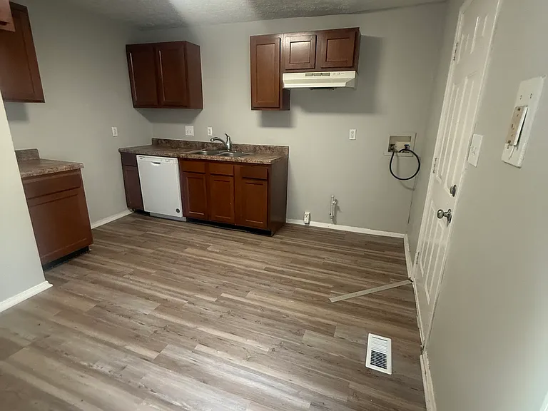 1442 Swinger Dr — Photo 8
