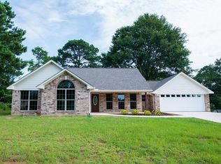 107 Ravenwood Dr, Palestine, TX 75803
