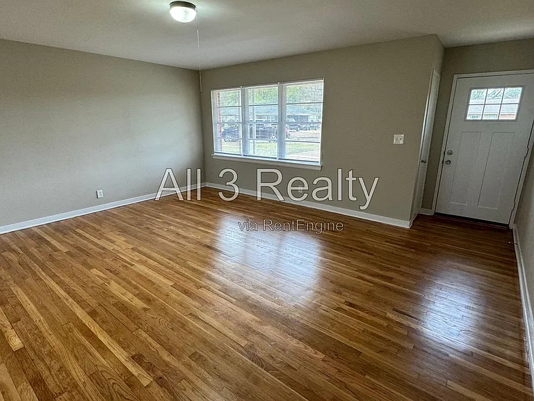 990 Parkwood Dr — Photo 8