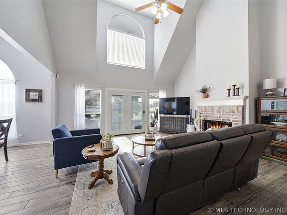 3rd image of 12729 Woodview Ct