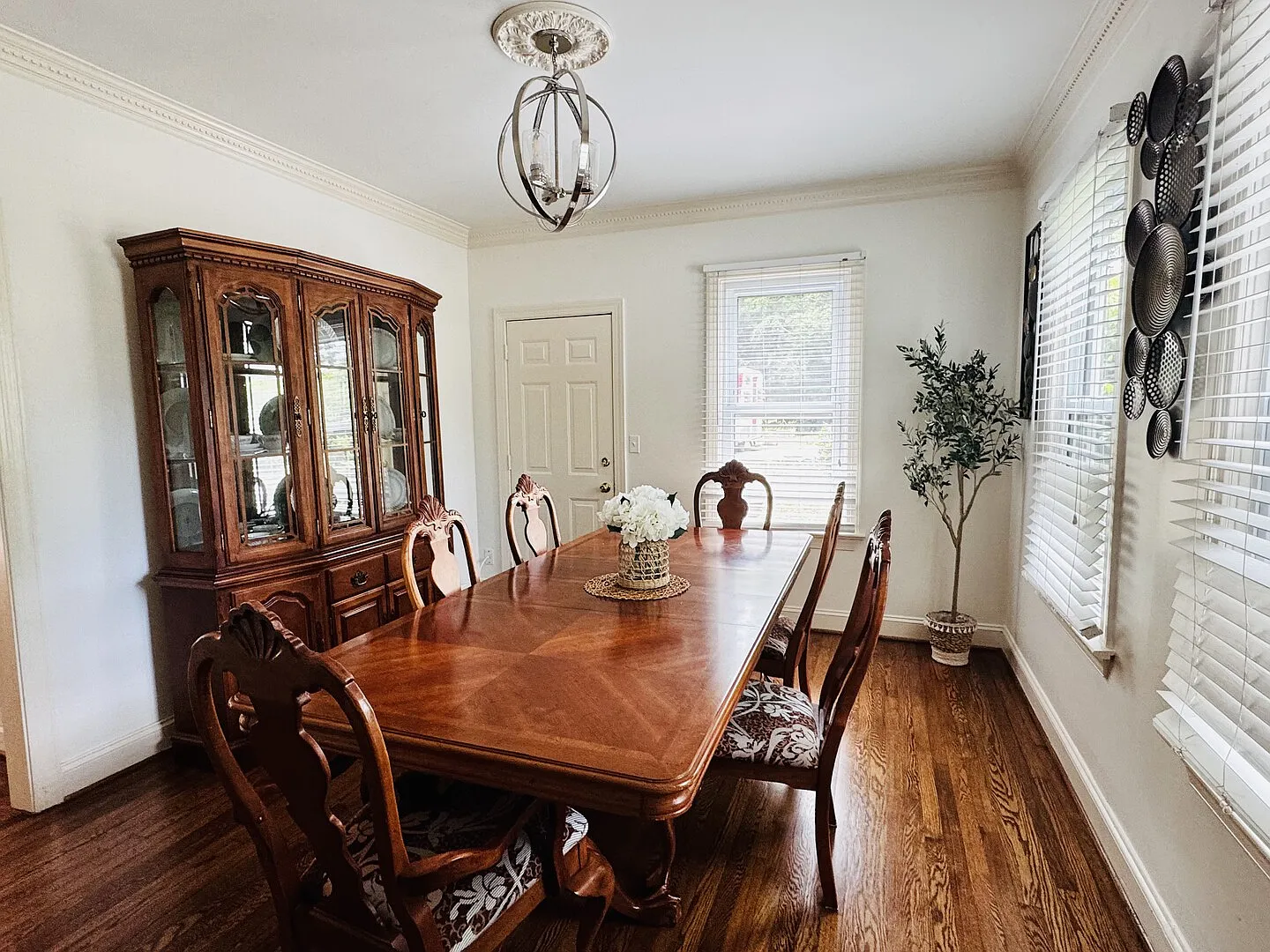 Family friendly retreat with private pickleball and basketball court — Photo 4