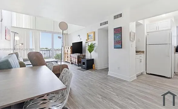 2 bed, 900 sqft, $2,450 — Photo 2