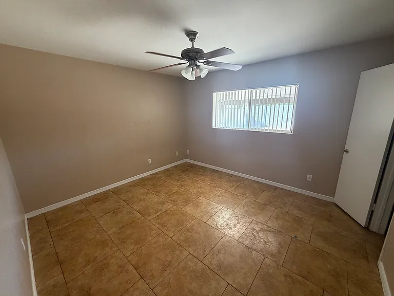 3708 W Loma Ln — Photo 7