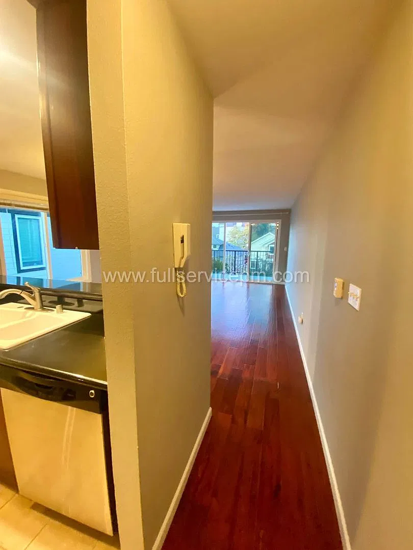 Watch the Sunsets! Ballard Condo w/large deck, Hardwood Floors & Walk-to-Everything Location — Photo 3