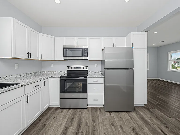 505 W 12th St — Photo 9