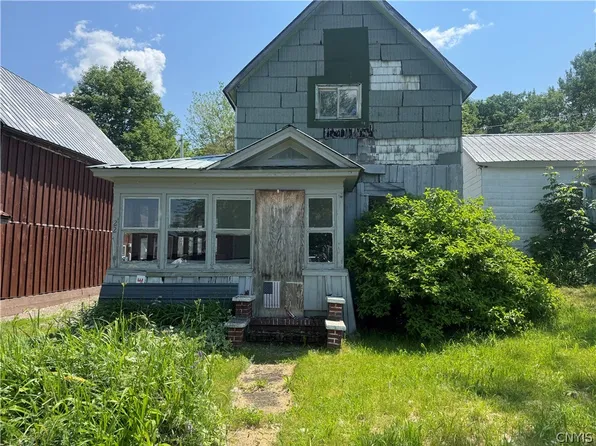 22 Elm St E, Oswegatchie, NY 13670