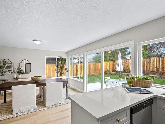 5th image of 242 Vineyard Dr