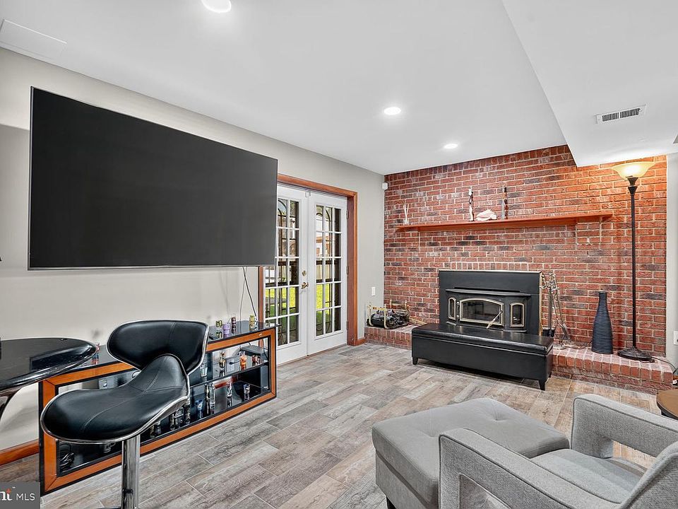 1st image of 905 New Orchard Pl