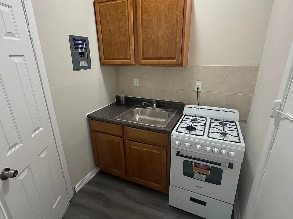 220 Roseville Ave #401B